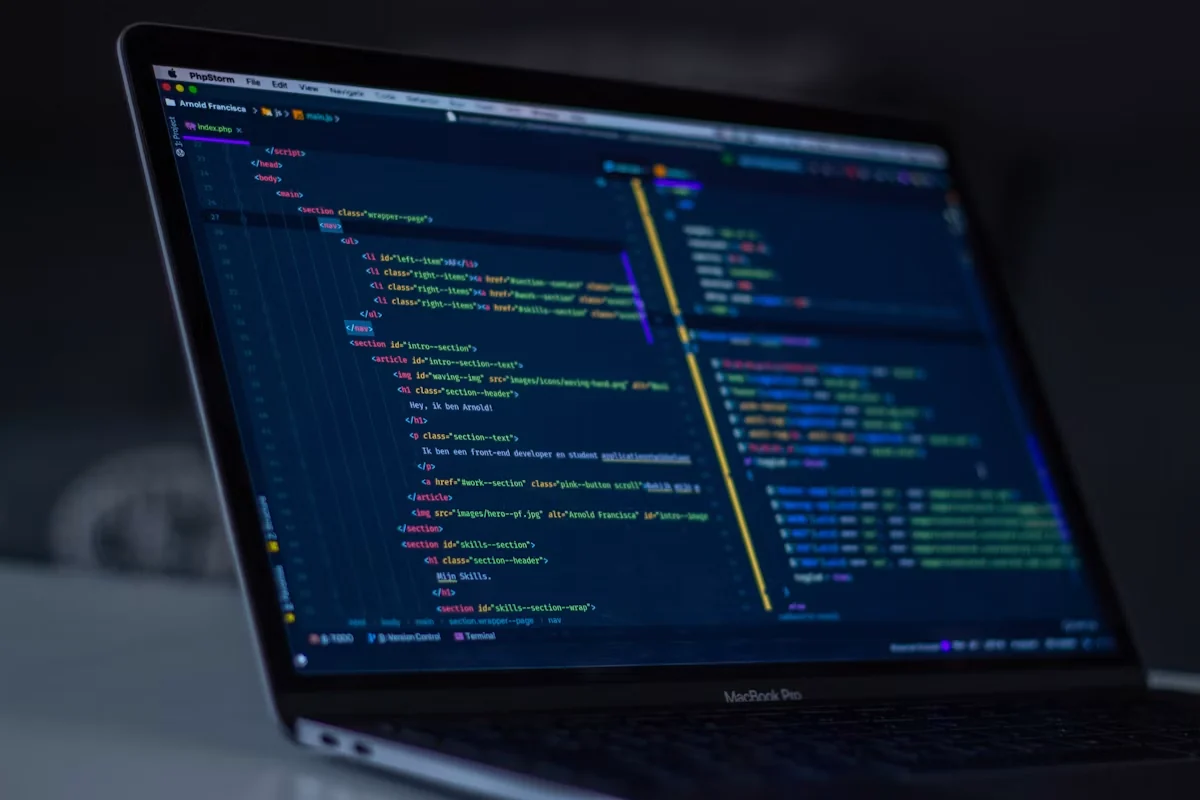 Página dividida en header, nav, main, aside y footer como regiones navegables